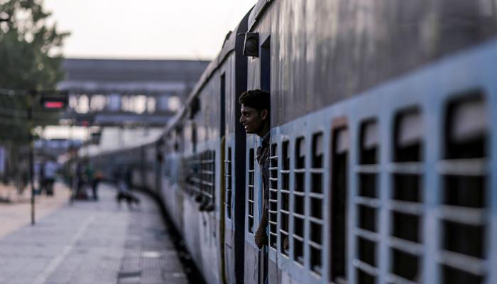रेल्वेत ऑक्सिजन सिलिंडर ठेवा, सर्वोच्च न्यायालयाचा आदेश रेल्वेत ऑक्सिजन सिलिंडर ठेवा, सर्वोच्च न्यायालयाचा आदेश
