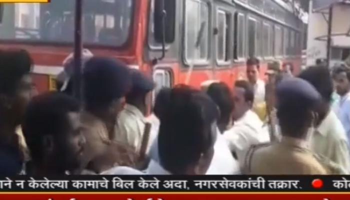 साताऱ्यात एसटी कर्मचाऱ्यांवर पोलिसांचा लाठीचार्ज साताऱ्यात एसटी कर्मचाऱ्यांवर पोलिसांचा लाठीचार्ज