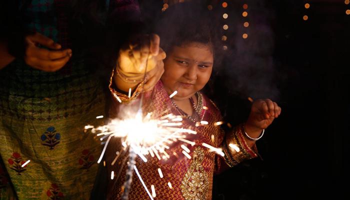 दिवाळीत फटाके उडवताना इजा झाल्यास या ७ टीप्स लक्षात ठेवा दिवाळीत फटाके उडवताना इजा झाल्यास या ७ टीप्स लक्षात ठेवा