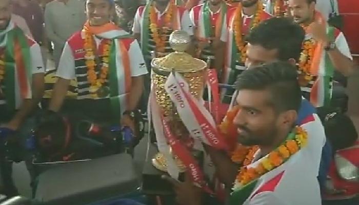 आशिया कप जिंकणाऱ्या भारतीय हॉकी संघाचं जोरदार स्वागत आशिया कप जिंकणाऱ्या भारतीय हॉकी संघाचं जोरदार स्वागत