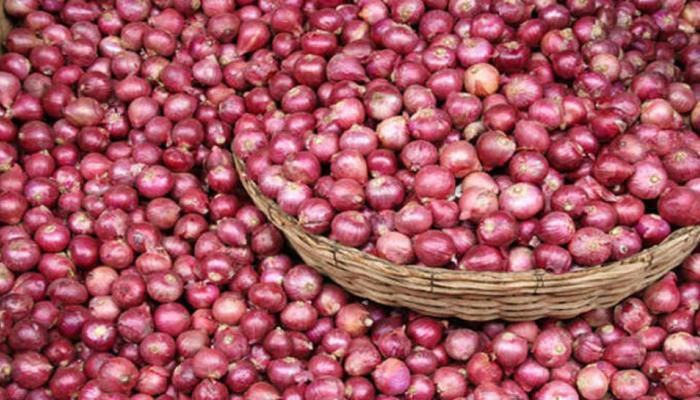 कांदा ६० रूपये किलो; व्यापाऱ्यांना अच्छे दिन, ग्राहकांच्या डोळ्यात पाणी कांदा ६० रूपये किलो; व्यापाऱ्यांना अच्छे दिन, ग्राहकांच्या डोळ्यात पाणी