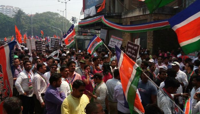 राज ठाकरेंचा पुन्हा दणका, ७ नगरसेवकांना पक्षाचा व्हीप राज ठाकरेंचा पुन्हा दणका, ७ नगरसेवकांना पक्षाचा व्हीप