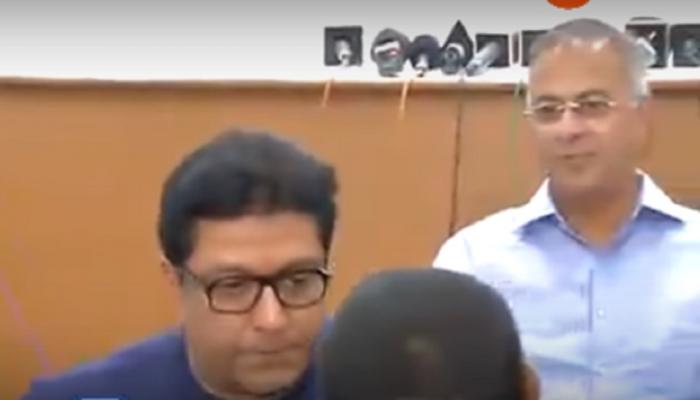 राज ठाकरेंनी केली कॅमरामनची मस्करी... राज ठाकरेंनी केली कॅमरामनची मस्करी...