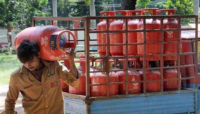घरगुती सिलेंडरचे भाव इतक्या मोठ्या प्रमाणात वाढले घरगुती सिलेंडरचे भाव इतक्या मोठ्या प्रमाणात वाढले