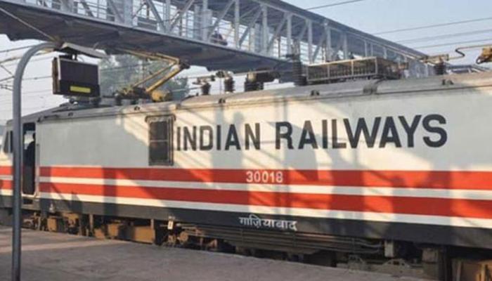 रेल्वेत २१९६ पदांसाठी भरती, महाराष्ट्रातील तरुणांसाठी नोकरीची संधी रेल्वेत २१९६ पदांसाठी भरती, महाराष्ट्रातील तरुणांसाठी नोकरीची संधी