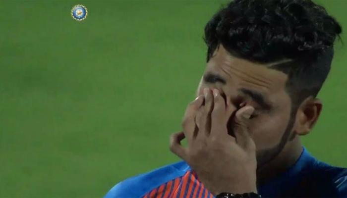पहिल्या सामन्यात राष्ट्रगीतानंतर भावूक झाला सिराज पहिल्या सामन्यात राष्ट्रगीतानंतर भावूक झाला सिराज