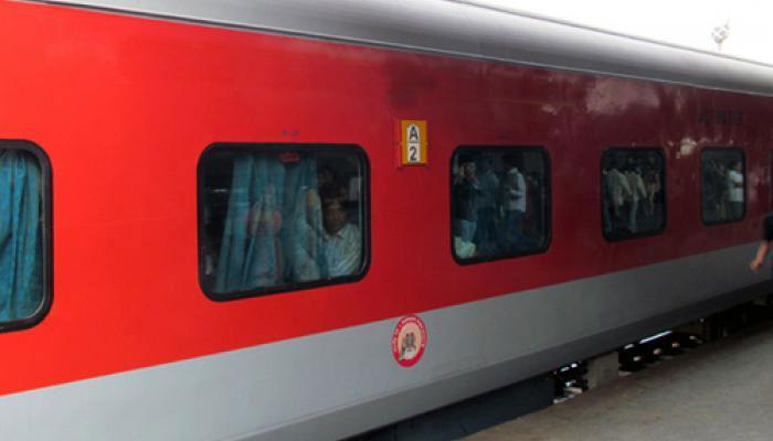 राजधानी आणि शताब्दी एक्सप्रेसला उशीर झाल्यास प्रवाशांना मिळणार SMS राजधानी आणि शताब्दी एक्सप्रेसला उशीर झाल्यास प्रवाशांना मिळणार SMS