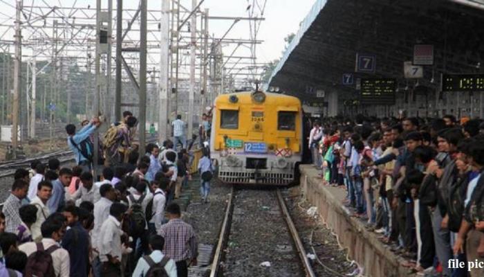 मुलुंडजवळ मध्य रेल्वेची वाहतूक विस्कळीत मुलुंडजवळ मध्य रेल्वेची वाहतूक विस्कळीत