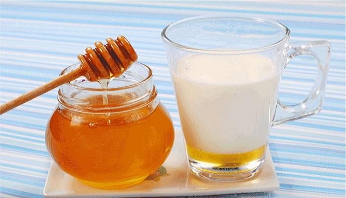 दुधात मध मिसळून पिण्याचे फायदे दुधात मध मिसळून पिण्याचे फायदे
