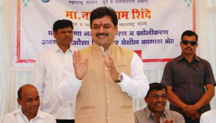 राज्यातील जलसंधारण मंत्री राम शिंदेंनी उघड्यावर केली लघुशंका राज्यातील जलसंधारण मंत्री राम शिंदेंनी उघड्यावर केली लघुशंका