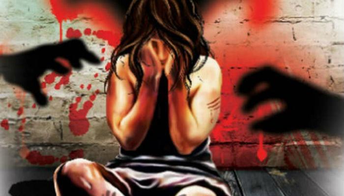 अल्पवयीन मुलीला विकण्यासाठी त्यांनी चुकून पोलिसांनाच फोन केला... अल्पवयीन मुलीला विकण्यासाठी त्यांनी चुकून पोलिसांनाच फोन केला...