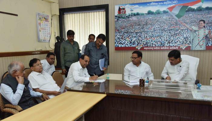राहुल गांधींना अध्यक्ष करण्यासाठी महाराष्ट्र काँग्रेसचं पत्र राहुल गांधींना अध्यक्ष करण्यासाठी महाराष्ट्र काँग्रेसचं पत्र