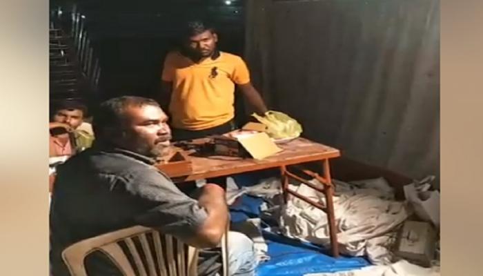 शिवाजी पार्कात ठेकेदारांच्या कामगारांचा दारु पिऊन गोंधळ शिवाजी पार्कात ठेकेदारांच्या कामगारांचा दारु पिऊन गोंधळ