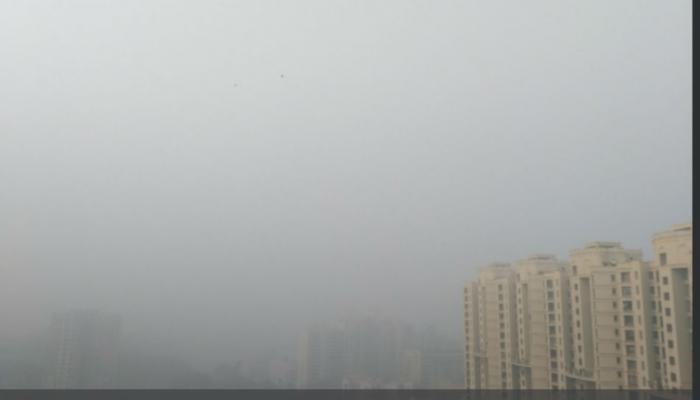 दाट धुक्यामुळे मध्य रेल्वेची वाहतूक विस्कळीत दाट धुक्यामुळे मध्य रेल्वेची वाहतूक विस्कळीत