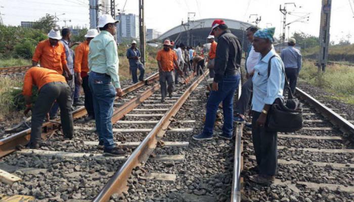 मुंबईत रविवारी रेल्वेच्या तीनही मार्गांवर मेगाब्लॉक मुंबईत रविवारी रेल्वेच्या तीनही मार्गांवर मेगाब्लॉक
