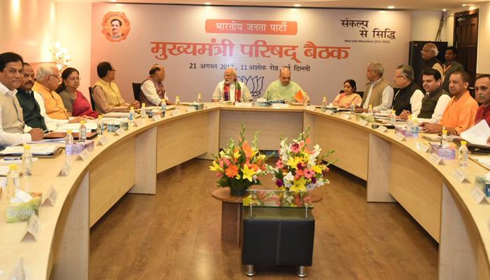 गुजरात आणि हिमाचलमध्ये कोणाला करायचं मुख्यमंत्री हे २ नेते ठरवणार गुजरात आणि हिमाचलमध्ये कोणाला करायचं मुख्यमंत्री हे २ नेते ठरवणार