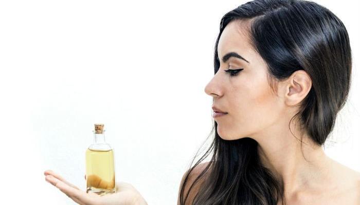 आयुर्वेदाच्या दोषांनुसार केसांंचे आरोग्य सुधारण्यासाठी कोणते तेल निवडाल ? आयुर्वेदाच्या दोषांनुसार केसांंचे आरोग्य सुधारण्यासाठी कोणते तेल निवडाल ?