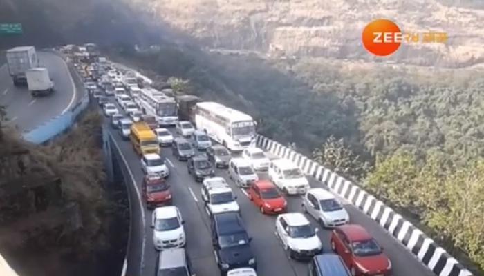 मुंबई-पुणे एक्सप्रेस वेवर प्रचंड वाहतूक कोंडी, वाहनांच्या ८ किमीपर्यंत रांगा मुंबई-पुणे एक्सप्रेस वेवर प्रचंड वाहतूक कोंडी, वाहनांच्या ८ किमीपर्यंत रांगा