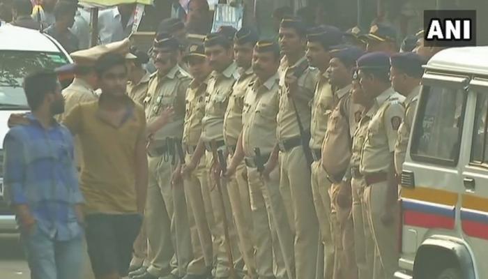 घाटकोपर: ईस्टर्न एक्सप्रेस हायवेवर मोठा पोलीस बंदोबस्त घाटकोपर: ईस्टर्न एक्सप्रेस हायवेवर मोठा पोलीस बंदोबस्त