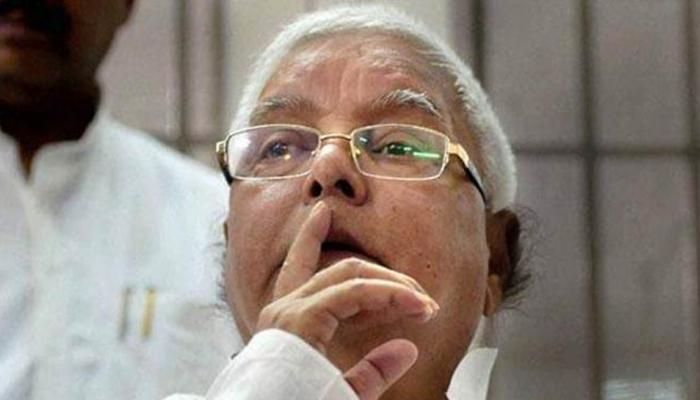 लालूंच्या सेवेसाठी दोघांनी स्वत:ला करून घेतली अटक लालूंच्या सेवेसाठी दोघांनी स्वत:ला करून घेतली अटक