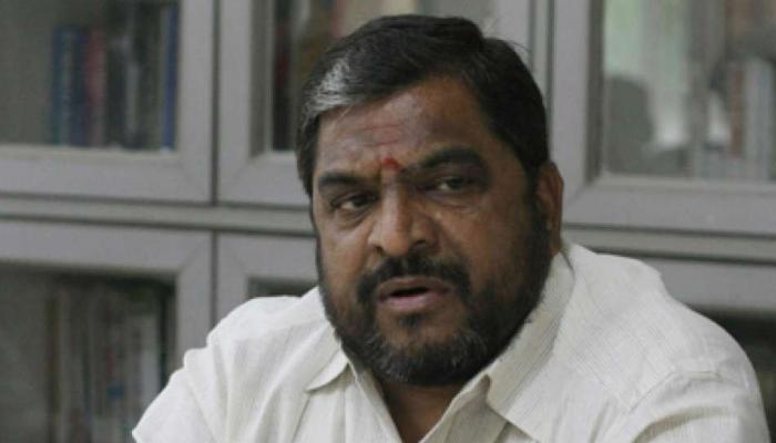 शेतकऱ्यांच्या प्रश्नाला बगल देण्यासाठी धार्मिक तेढ निर्माण केला जातोय - राजू शेट्टी शेतकऱ्यांच्या प्रश्नाला बगल देण्यासाठी धार्मिक तेढ निर्माण केला जातोय - राजू शेट्टी
