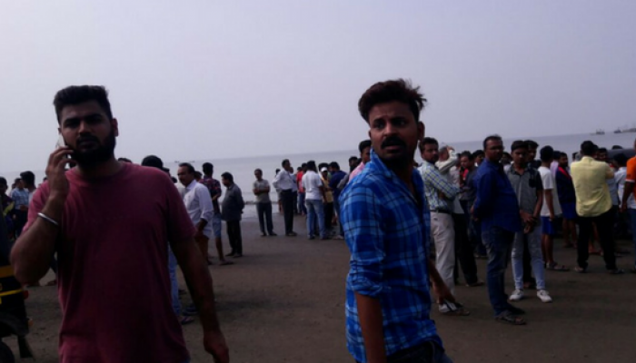 डहाणूत विद्यार्थ्यांना घेऊन जाणारी बोट बुडाली; चौघांचा मृत्यू डहाणूत विद्यार्थ्यांना घेऊन जाणारी बोट बुडाली; चौघांचा मृत्यू