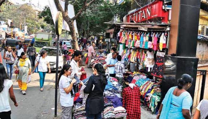 राज ठाकरेंच्या निवासस्थानाबाहेरच आता फेरीवाले ठाण मांडणार राज ठाकरेंच्या निवासस्थानाबाहेरच आता फेरीवाले ठाण मांडणार