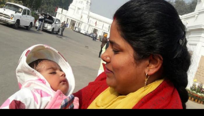 मुलाला बैठकीत घेऊन जातात या महिला आमदार मुलाला बैठकीत घेऊन जातात या महिला आमदार