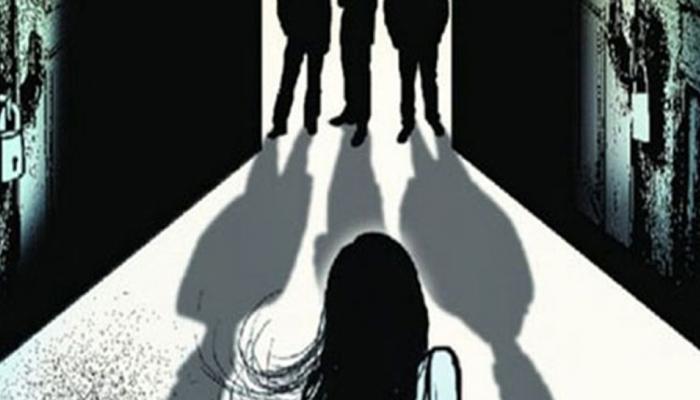 धावत्या कारमध्ये अल्पवयीन मुलीवर सामूहिक बलात्कार धावत्या कारमध्ये अल्पवयीन मुलीवर सामूहिक बलात्कार