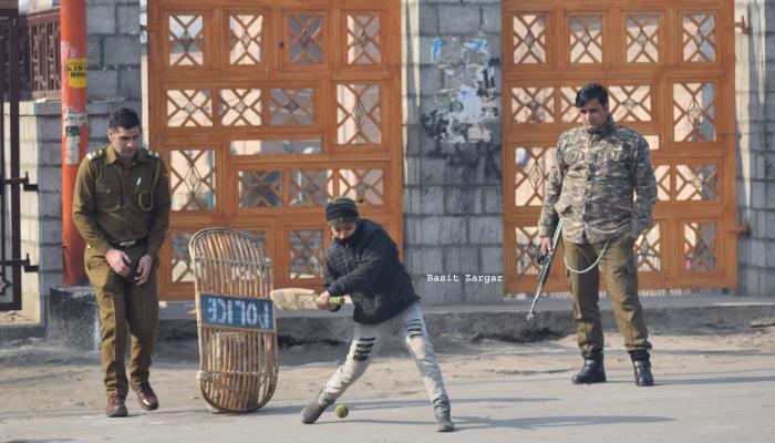 जवानांवर दगडफेक करणारी मुलं जेव्हा त्यांच्यासोबतच क्रिकेट खेळतात... जवानांवर दगडफेक करणारी मुलं जेव्हा त्यांच्यासोबतच क्रिकेट खेळतात...
