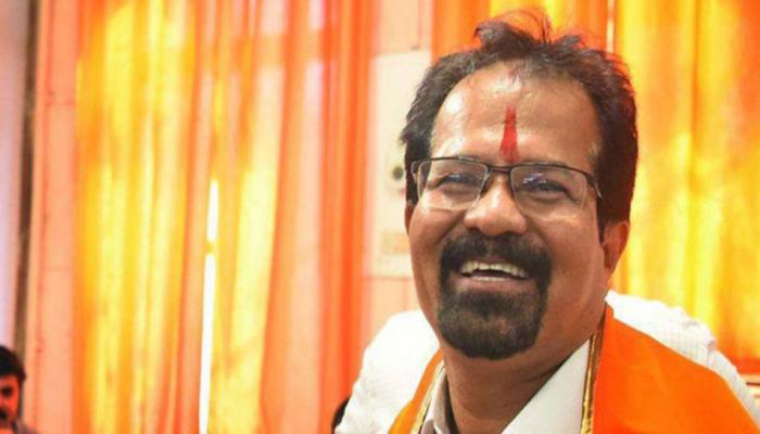 मुंबईचे महापौर विश्वनाथ महाडेश्वर यांच्या गाडीला अपघात मुंबईचे महापौर विश्वनाथ महाडेश्वर यांच्या गाडीला अपघात