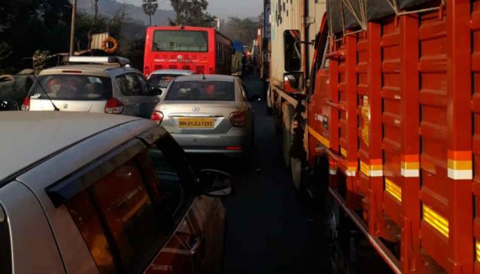 घोडबंदर रोडवर मोठ्या प्रमाणात वाहतूक कोंडी घोडबंदर रोडवर मोठ्या प्रमाणात वाहतूक कोंडी