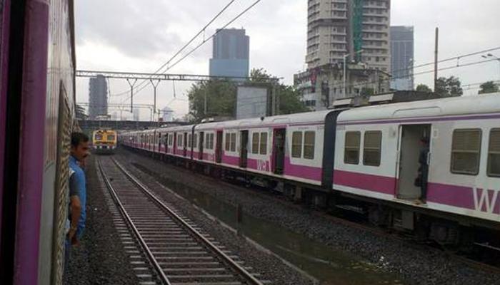 पश्चिम रेल्वेची वाहतूक विस्कळीत, 30 मिनिटे गाड्या लेट पश्चिम रेल्वेची वाहतूक विस्कळीत, 30 मिनिटे गाड्या लेट