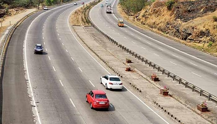 मुंबई-पुणे राष्ट्रीय महामार्ग अपघात : मृतांच्या संख्येत वाढ मुंबई-पुणे राष्ट्रीय महामार्ग अपघात : मृतांच्या संख्येत वाढ