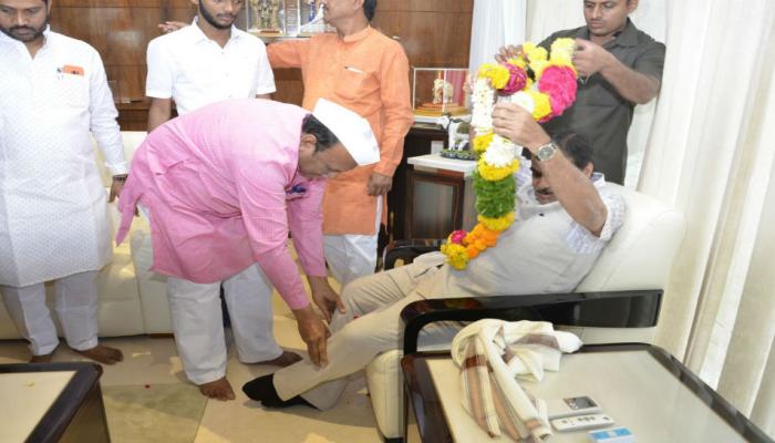 राष्ट्रवादीच्या या नेत्यानं धरले नितीन गडकरींचे पाय राष्ट्रवादीच्या या नेत्यानं धरले नितीन गडकरींचे पाय