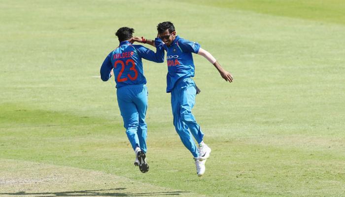 माजी क्रिकेटर म्हणाला, चहल-कुलदीपने धोनीचे पाया पडायला पाहिजेत... माजी क्रिकेटर म्हणाला, चहल-कुलदीपने धोनीचे पाया पडायला पाहिजेत...