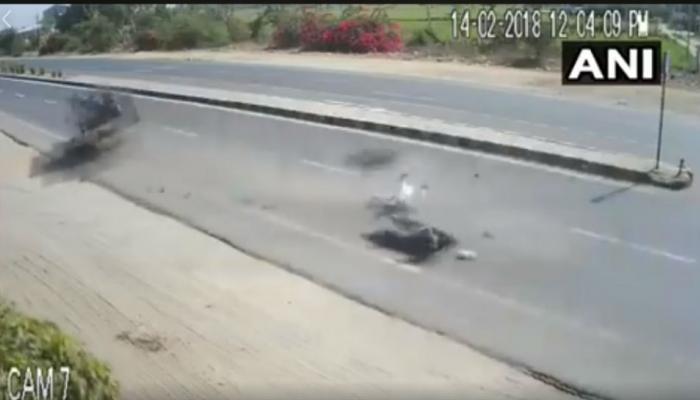 भरधाव टेम्पोची बाईकवरच्या कुटुंबाला धडक, धक्कादायक दृष्यं कॅमेरामध्ये कैद भरधाव टेम्पोची बाईकवरच्या कुटुंबाला धडक, धक्कादायक दृष्यं कॅमेरामध्ये कैद