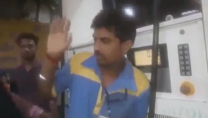 Video : मापात पाप, पेट्रोल पंप कर्मचाऱ्यांला नागरिकांचा चोप व्हिडिओ वायरल Video : मापात पाप, पेट्रोल पंप कर्मचाऱ्यांला नागरिकांचा चोप व्हिडिओ वायरल