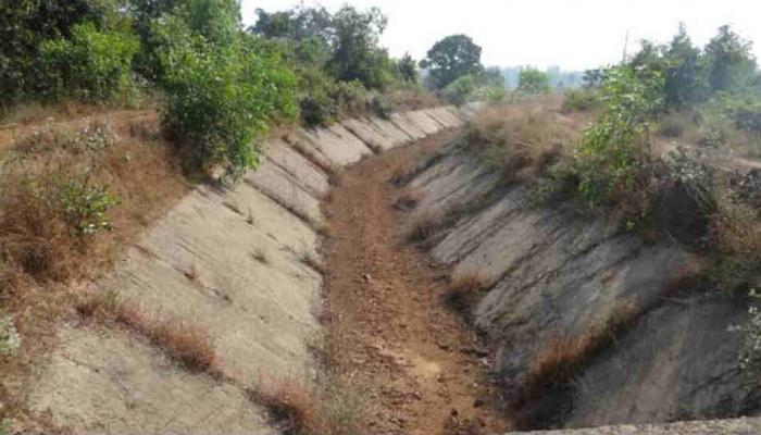 अनेक वर्षांपासून रखडलेल्या सिंचन प्रकल्पावरच गावक-यांचे आंदोलन अनेक वर्षांपासून रखडलेल्या सिंचन प्रकल्पावरच गावक-यांचे आंदोलन