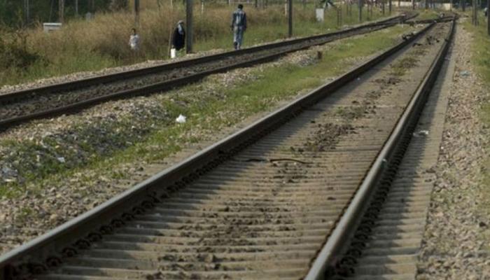 रेल्वे रूळ ओलांडताना अपघात, ट्रेनच्या धडकेत पाच जणांचा मृत्यू, दोन जखमी रेल्वे रूळ ओलांडताना अपघात, ट्रेनच्या धडकेत पाच जणांचा मृत्यू, दोन जखमी