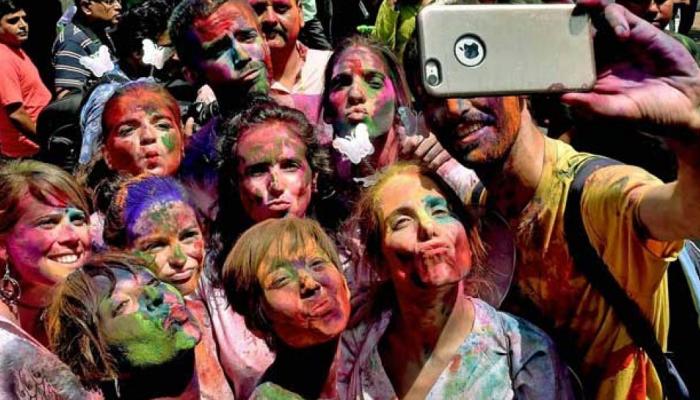 होळीच्या दिवसात मोबाईल सुरक्षित ठेवण्यासाठी काही खास टिप्स... होळीच्या दिवसात मोबाईल सुरक्षित ठेवण्यासाठी काही खास टिप्स...