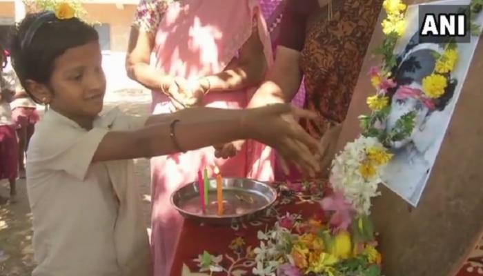 तामिळनाडूत चिमुकल्यांनी वाहिली श्रीदेवीला श्रद्धांजली तामिळनाडूत चिमुकल्यांनी वाहिली श्रीदेवीला श्रद्धांजली
