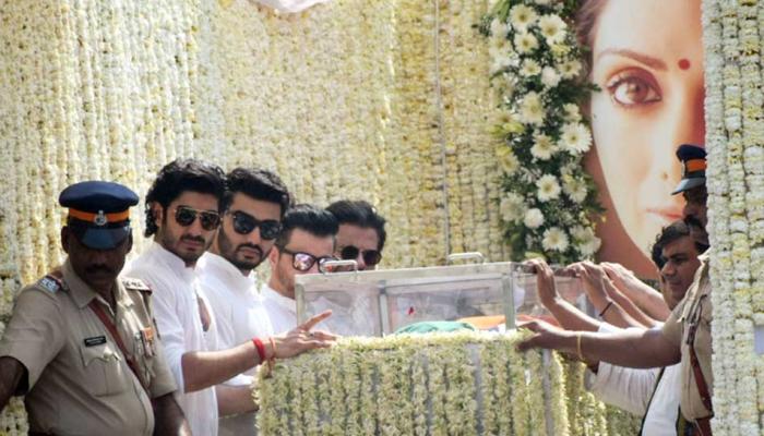 'या' भारतीयाने दुबईत श्रीदेवींचा मृतदेह ताब्यात मिळवण्यासाठी केली मदत 'या' भारतीयाने दुबईत श्रीदेवींचा मृतदेह ताब्यात मिळवण्यासाठी केली मदत