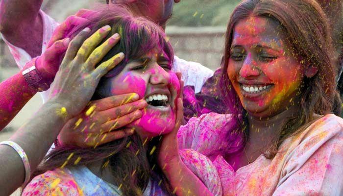 रंगांच्या साईड इफेक्टपासून वाचण्यासाठी खास टीप्स रंगांच्या साईड इफेक्टपासून वाचण्यासाठी खास टीप्स