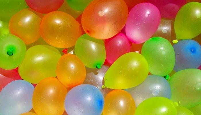 फुगे फेकणाऱ्यांना थेट कोठडी फुगे फेकणाऱ्यांना थेट कोठडी