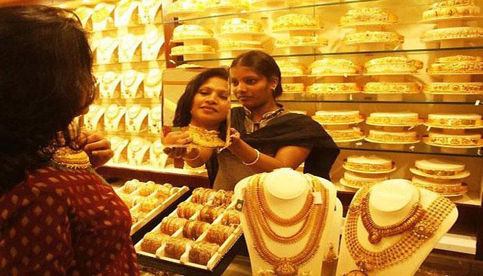 लग्नसराईत सोनं-चांदीच्या दरात घट लग्नसराईत सोनं-चांदीच्या दरात घट