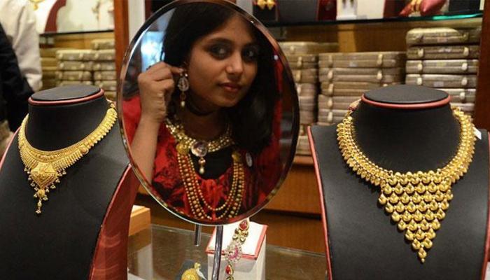 लग्नसराईत सोन्याच्या दरात घट, पाहा किती स्वस्त झालं सोनं लग्नसराईत सोन्याच्या दरात घट, पाहा किती स्वस्त झालं सोनं