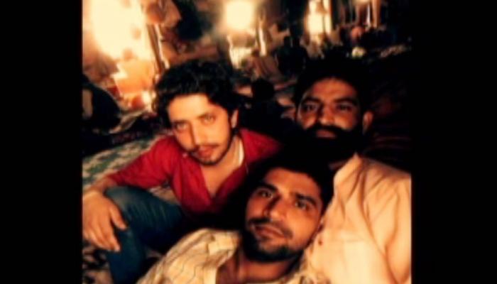 कारागृहात कैदी करत होते मजा-मस्ती, FBवर अपलोड झालेल्या सेल्फीने केला खुलासा कारागृहात कैदी करत होते मजा-मस्ती, FBवर अपलोड झालेल्या सेल्फीने केला खुलासा