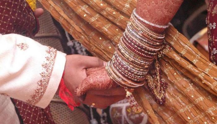 पत्नीच्या प्रियकरासोबत पतीने लावून दिलं लग्न आणि सोबत दिलं खास गिफ्ट पत्नीच्या प्रियकरासोबत पतीने लावून दिलं लग्न आणि सोबत दिलं खास गिफ्ट