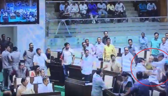 गुजरात विधानसभेत राडा, कॉंग्रेस-भाजप आमदारांमध्ये हाणामारी गुजरात विधानसभेत राडा, कॉंग्रेस-भाजप आमदारांमध्ये हाणामारी